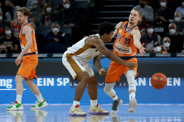 他不仅在进 他不仅在进